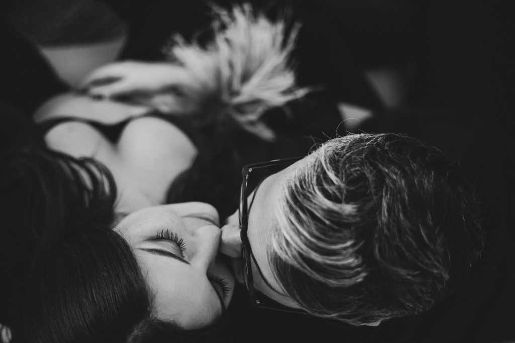 Coppia in attesa durante un servizio fotografico di gravidanza in studio a Bra