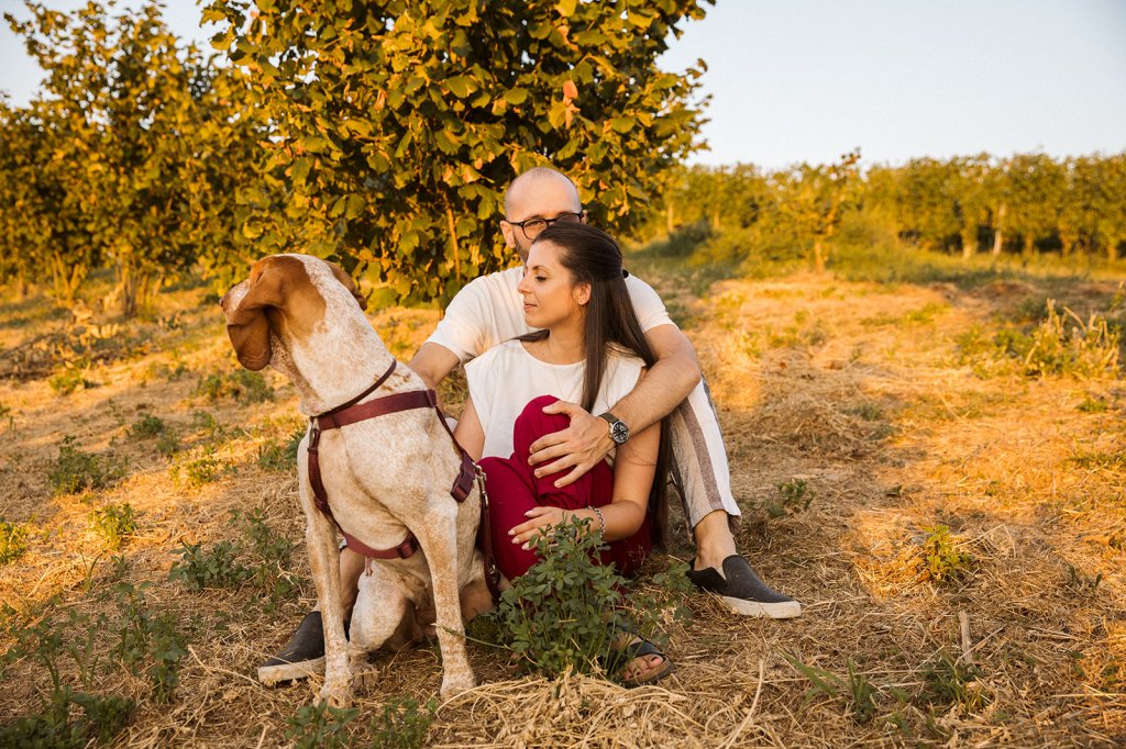 Tra girasoli e noccioleti: un servizio prematrimoniale che profuma&nbsp;d’estate